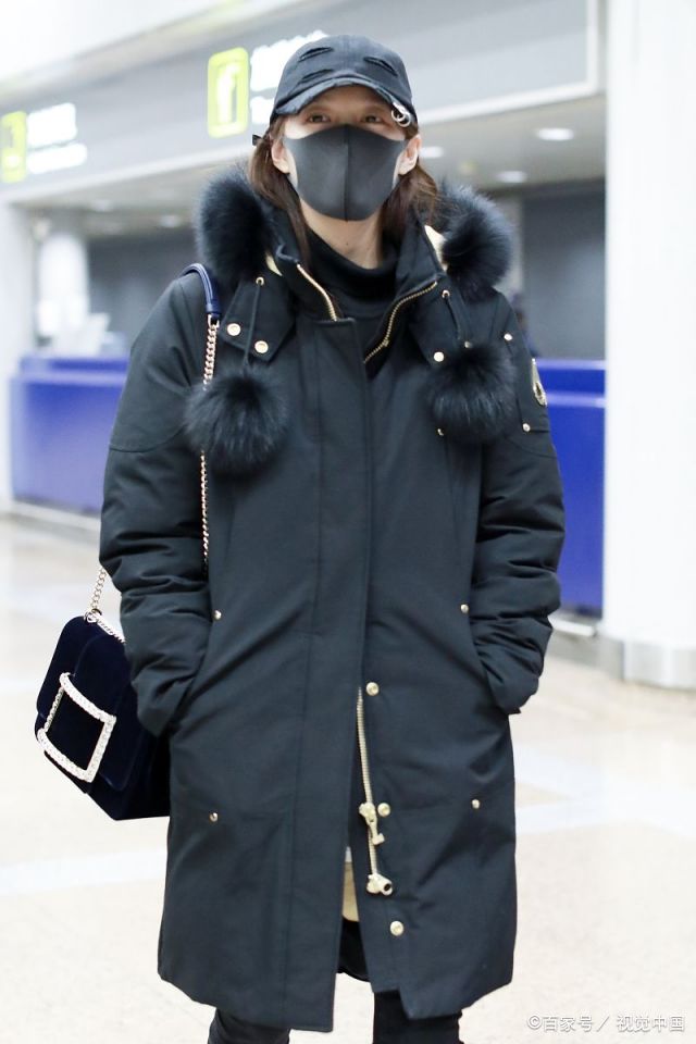 关晓彤亮相北京机场,黑色长款羽绒服保暖帽子口罩一样不少!